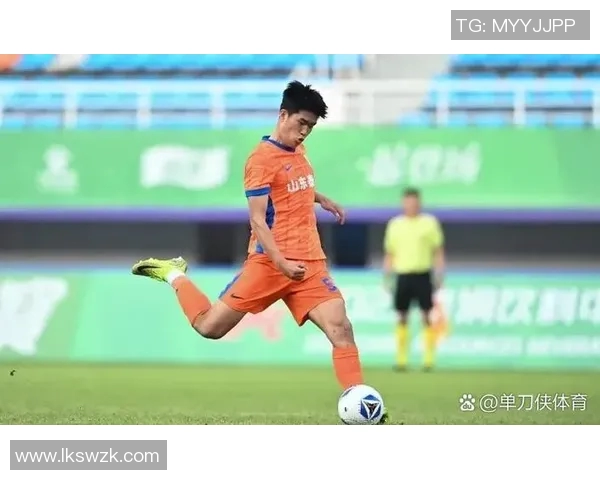 揭秘足球球星队服背后的秘密：球迷狂热与品牌联名的深度解读