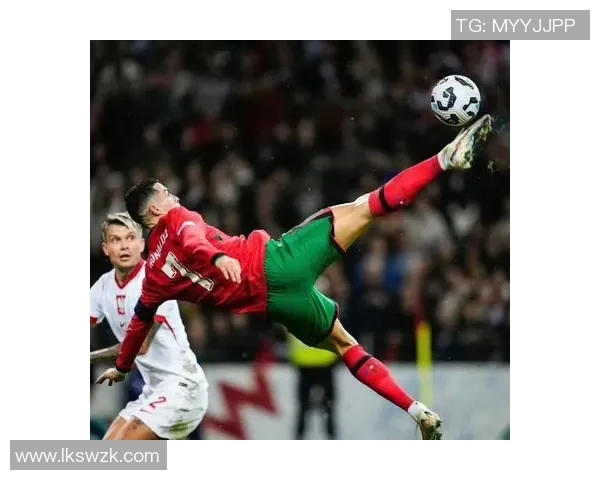 足球巨星飞身救球瞬间定格展现拼搏精神与团队荣耀